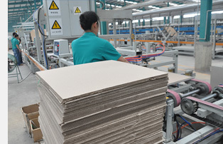 新浪家居評(píng)測(cè)團(tuán)走進(jìn)冠軍磁磚工廠 揭秘高品質(zhì)磁磚的制造工藝